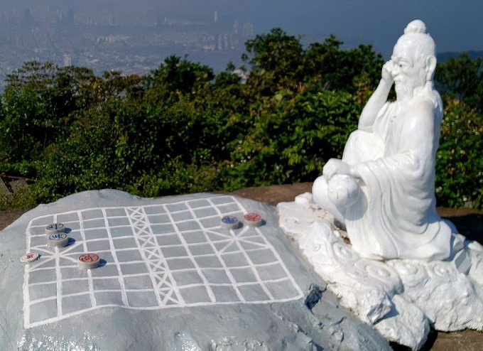 Bàn cờ ông tiên trên đỉnh Bàn Cờ, một điểm du lịch thu hút du khách tại Đà Nẵng. Ảnh: Nguyễn Đông