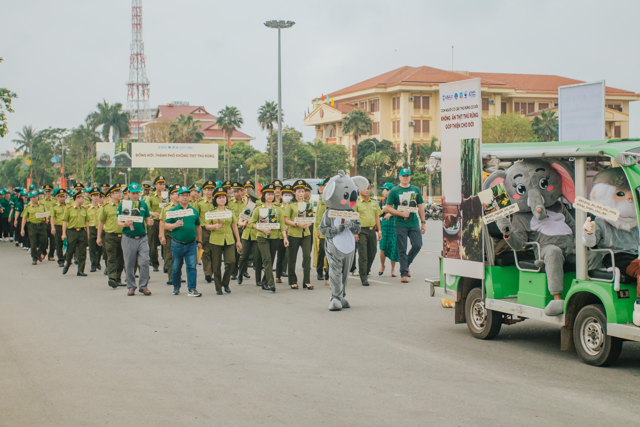 Quảng Bình: 'Thành phố không thịt thú rừng' gửi thông điệp bảo vệ động vật hoang dã- Ảnh 4. Diễu hành hưởng ứng Ngày động thực vật hoang dã thế giới và Năm phục hồi đa dạng sinh học quốc gia năm 2024