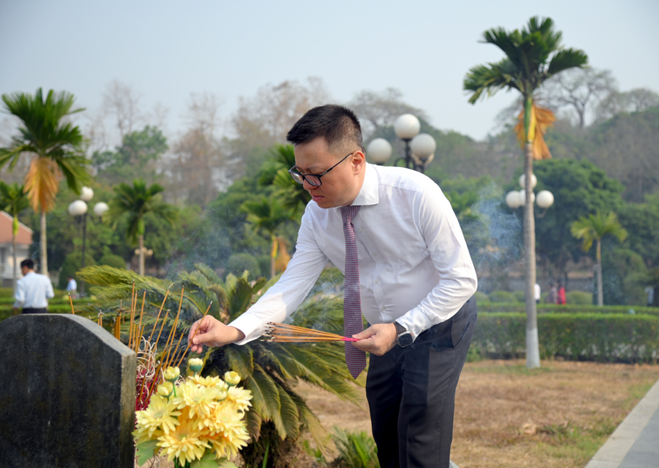 dong chi le quoc minh dang huong tuong niem cac anh hung liet si tai dien bien hinh 2