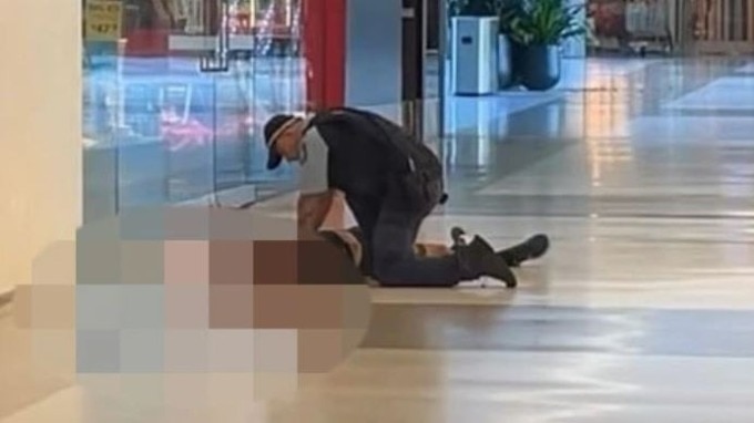 Cảnh sát Australia khống chế một nghi phạm trong trung tâm thương mại Westfield Bondi Junction. Ảnh: News.com.au