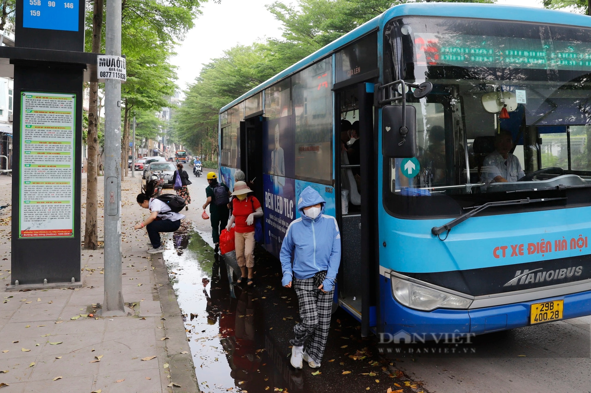 Bi hài cảnh người dân lên xuống tại điểm chờ xe buýt đạt chuẩn Châu Âu ở Hà Nội- Ảnh 5.