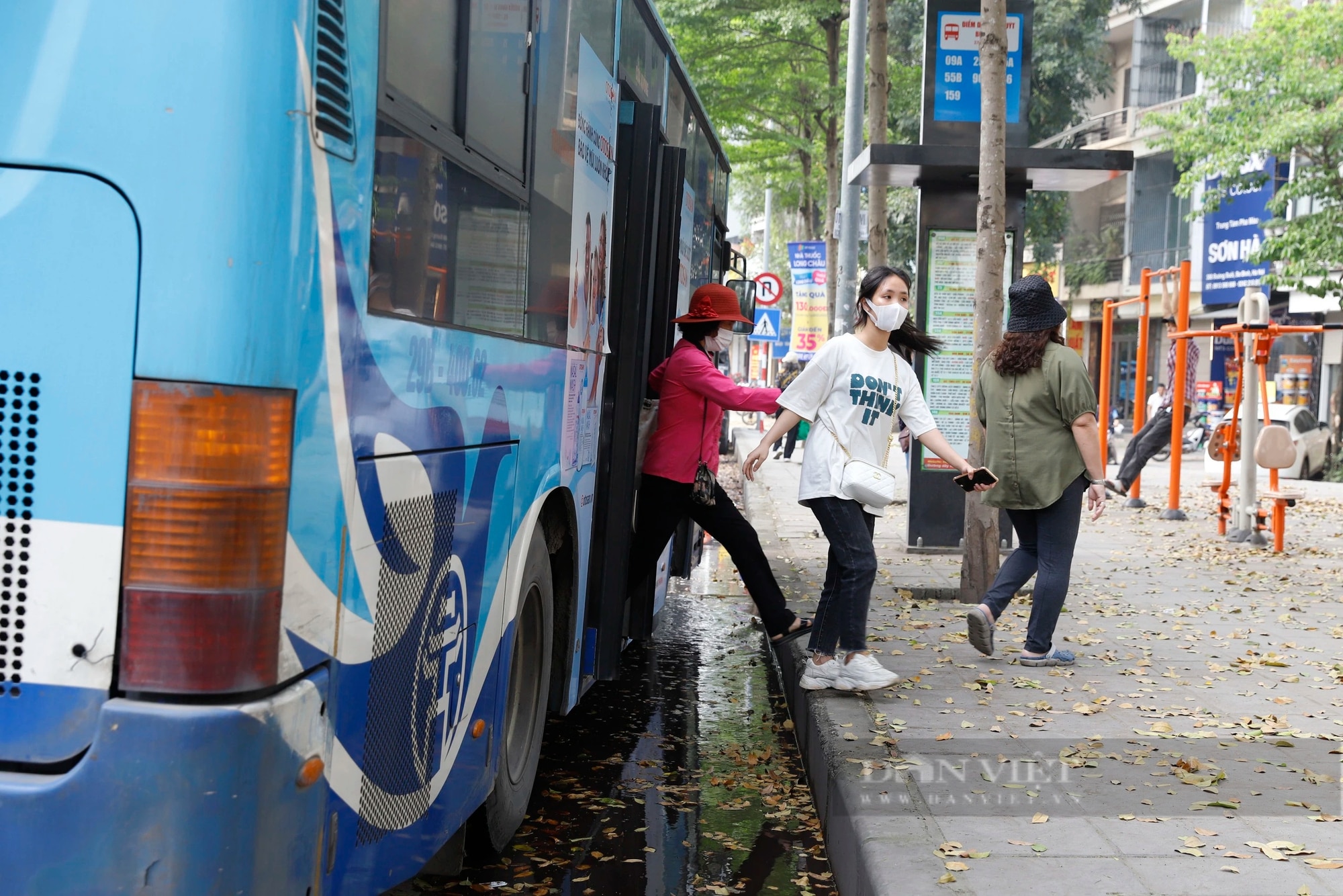 Bi hài cảnh người dân lên xuống tại điểm chờ xe buýt đạt chuẩn Châu Âu ở Hà Nội- Ảnh 6.