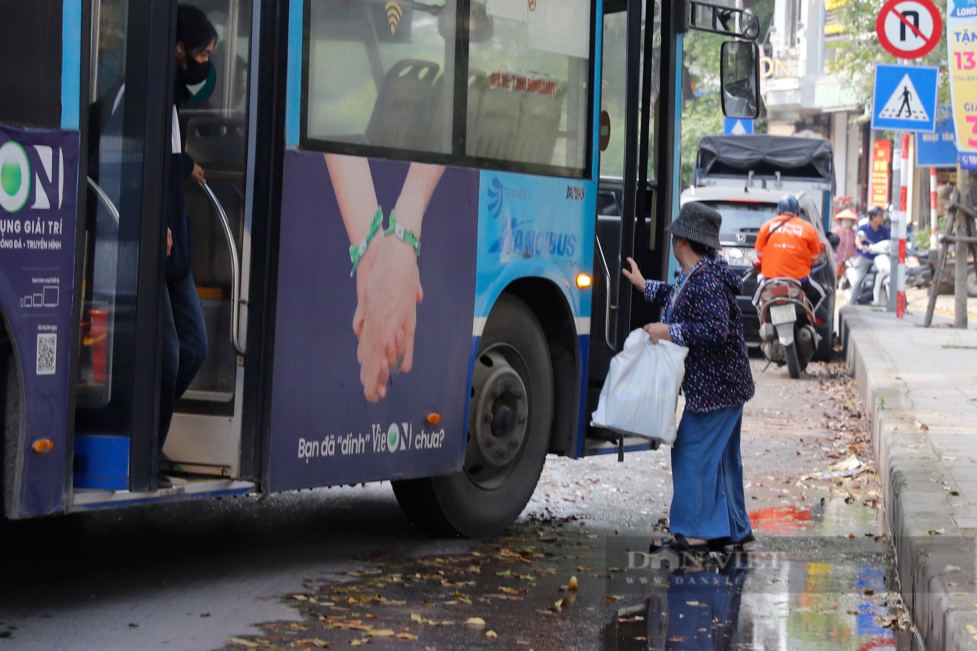 Bi hài cảnh người dân lên xuống tại điểm chờ xe buýt đạt chuẩn Châu Âu ở Hà Nội- Ảnh 7.