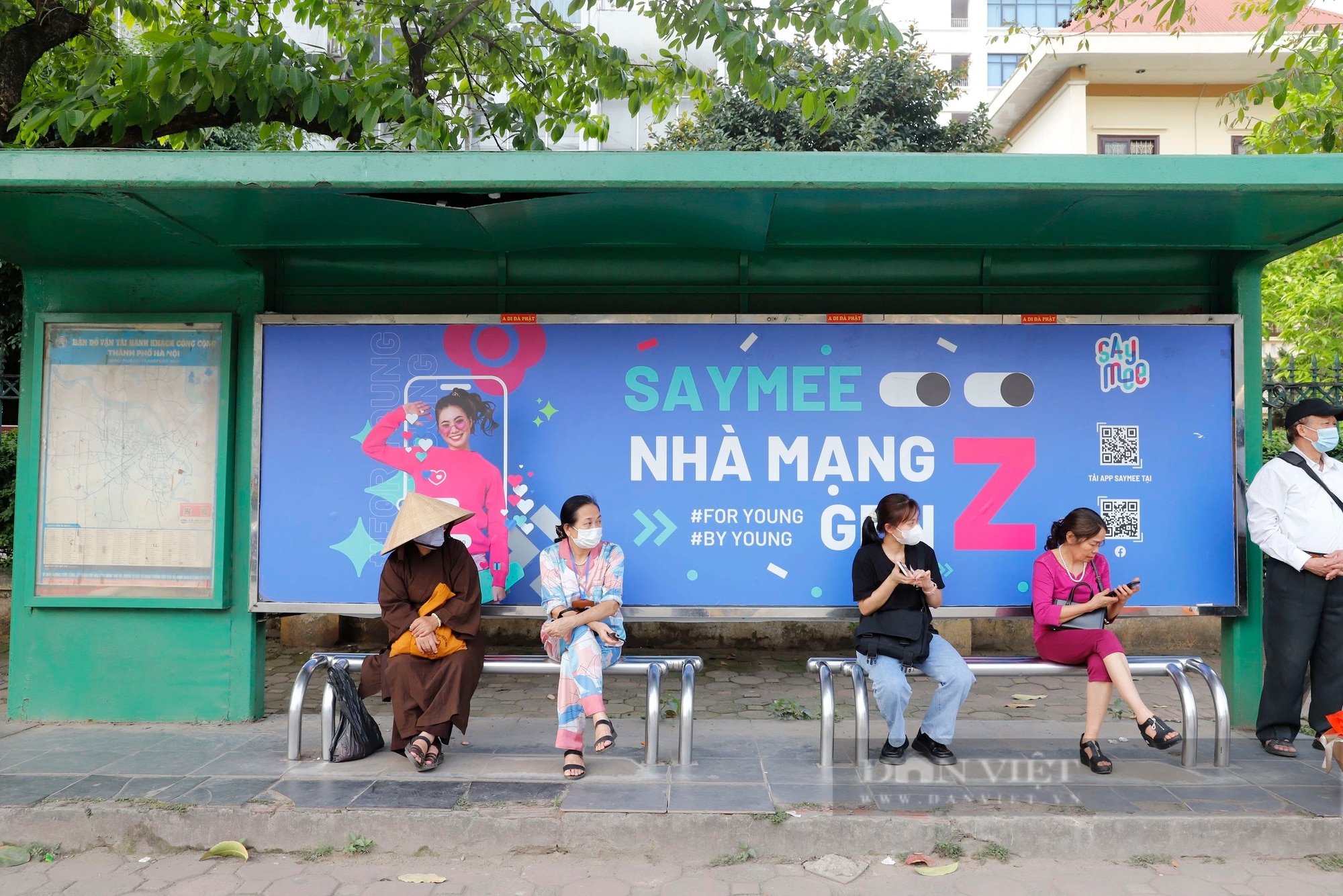 Bi hài cảnh người dân lên xuống tại điểm chờ xe buýt đạt chuẩn Châu Âu ở Hà Nội- Ảnh 12.