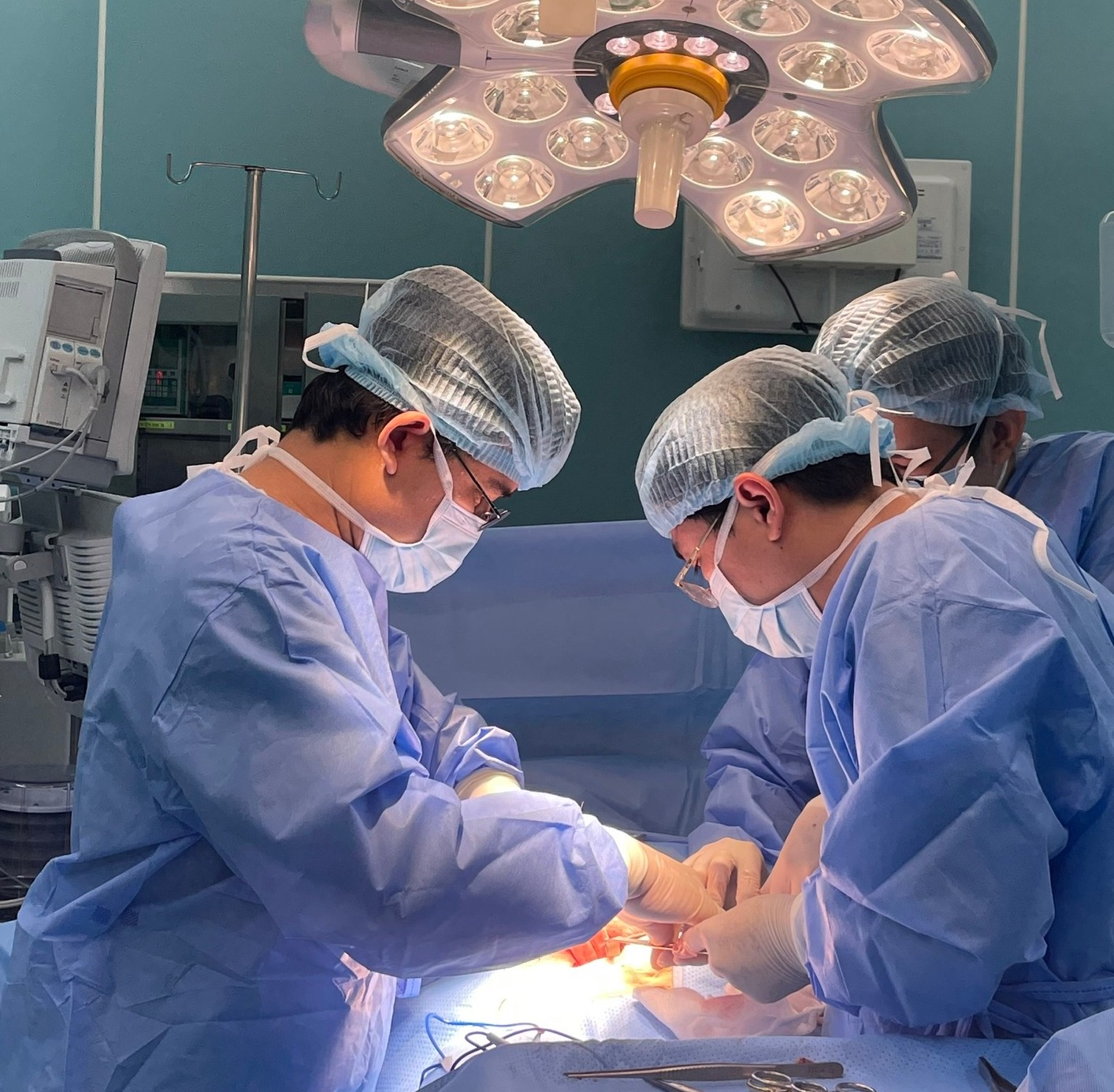 Cấp cứu bệnh nhân thủng ruột do uống thuốc còn nguyên vỉ - Ảnh 2. Cấp cứu bệnh nhân thủng ruột do uống thuốc còn nguyên vỉ - Ảnh 2.