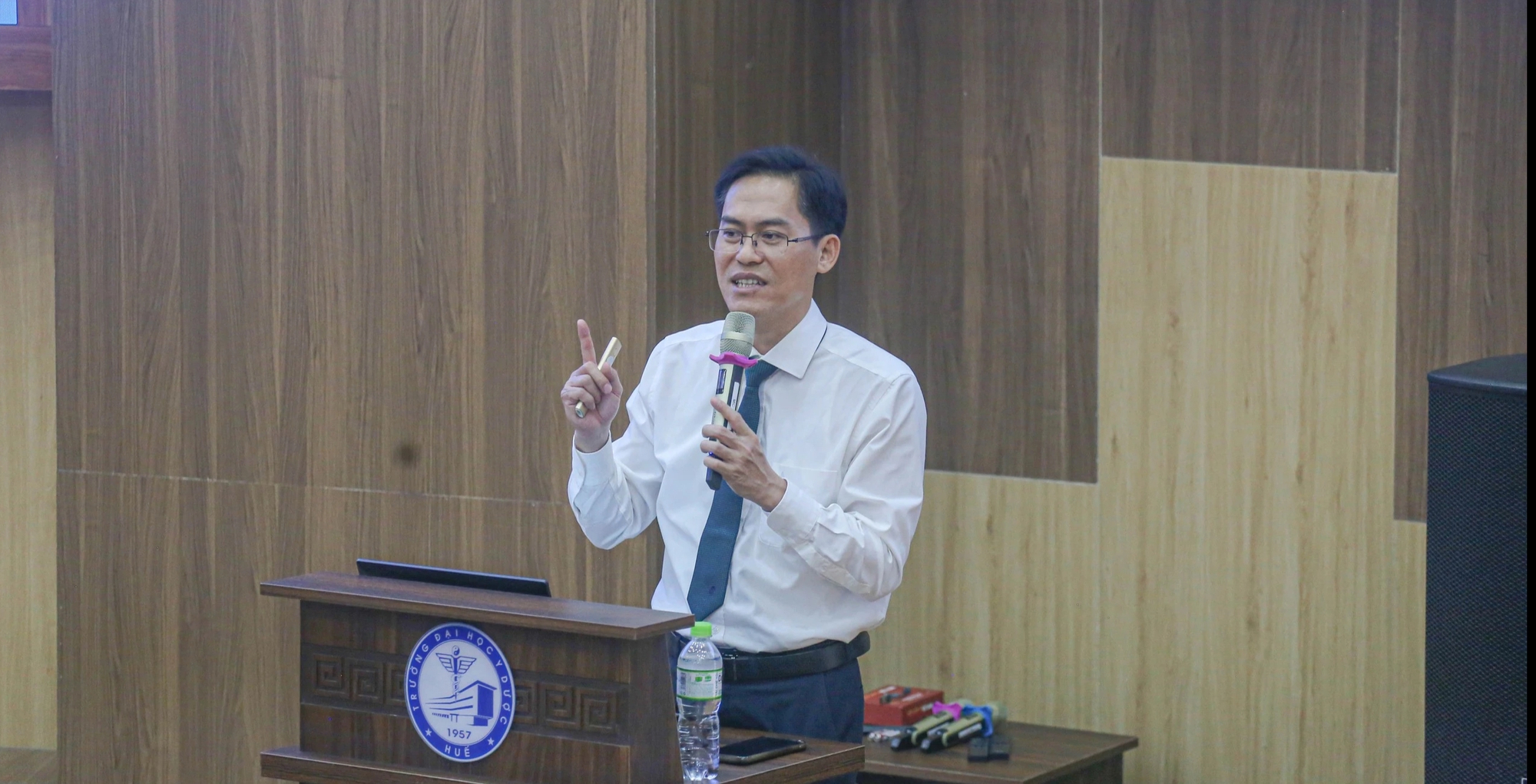 Sinh viên ngành y 'luyện' viết hồ sơ, kỹ năng phỏng vấn xin việc- Ảnh 2. Chuyên gai chia sẻ những thông tin bổ ích về cơ hội việc làm với sinh viên