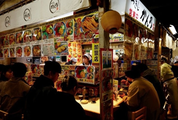 Người dân mua đồ tại một cửa hàng ở Tokyo, Nhật Bản, hồi tháng 2. Ảnh: Reuters