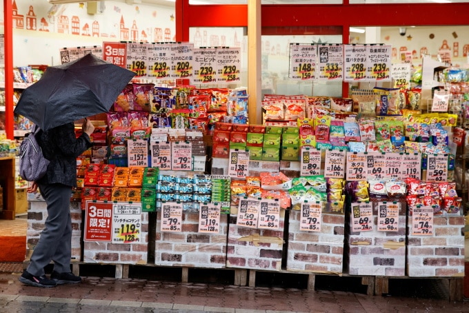 Người dân mua đồ tại một cửa hàng ở Tokyo, Nhật Bản. Ảnh: Reuters