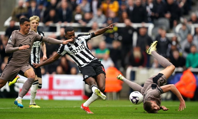 Cú ngoặt bóng của Isak (thứ hai từ phải sang) khiến Van de Ven ngã vật xuống sân, ở bàn mở tỷ số của Newcastle. Ảnh: PA