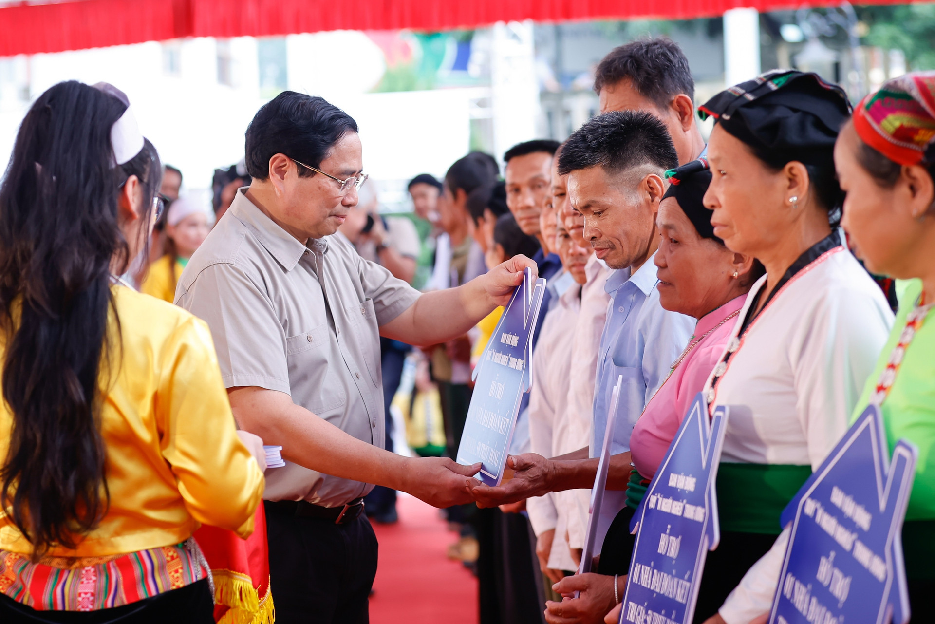 Thủ tướng Phạm Minh Chính: 'Ai có gì góp nấy' để xóa nhà tạm, nhà dột nát cho người nghèo- Ảnh 6. Thủ tướng Phạm Minh Chính: 'Ai có gì góp nấy' để xóa nhà tạm, nhà dột nát cho người nghèo- Ảnh 6.