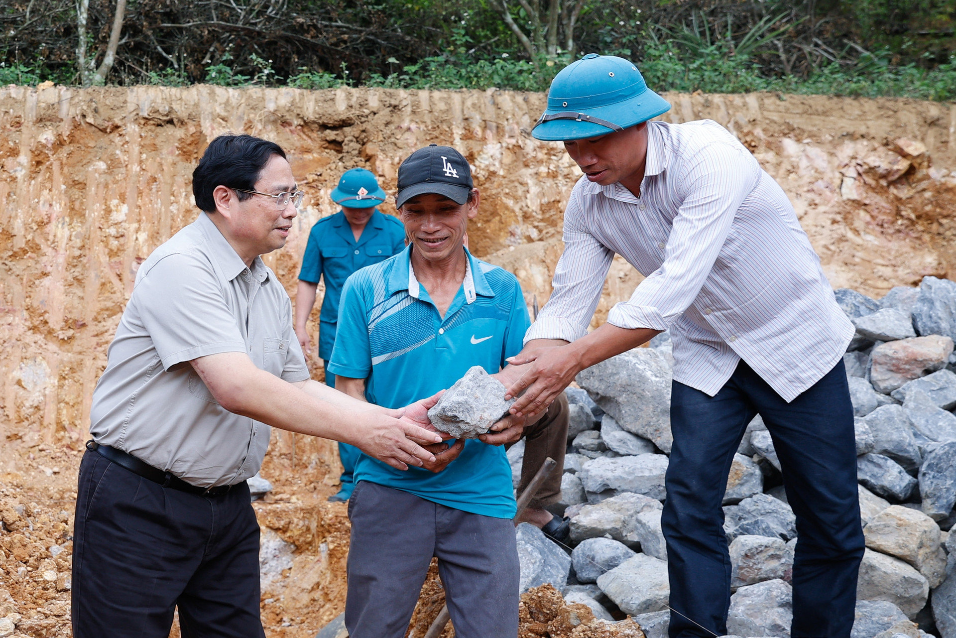 Thủ tướng Phạm Minh Chính: 'Ai có gì góp nấy' để xóa nhà tạm, nhà dột nát cho người nghèo- Ảnh 9. Thủ tướng Phạm Minh Chính: 'Ai có gì góp nấy' để xóa nhà tạm, nhà dột nát cho người nghèo- Ảnh 9.