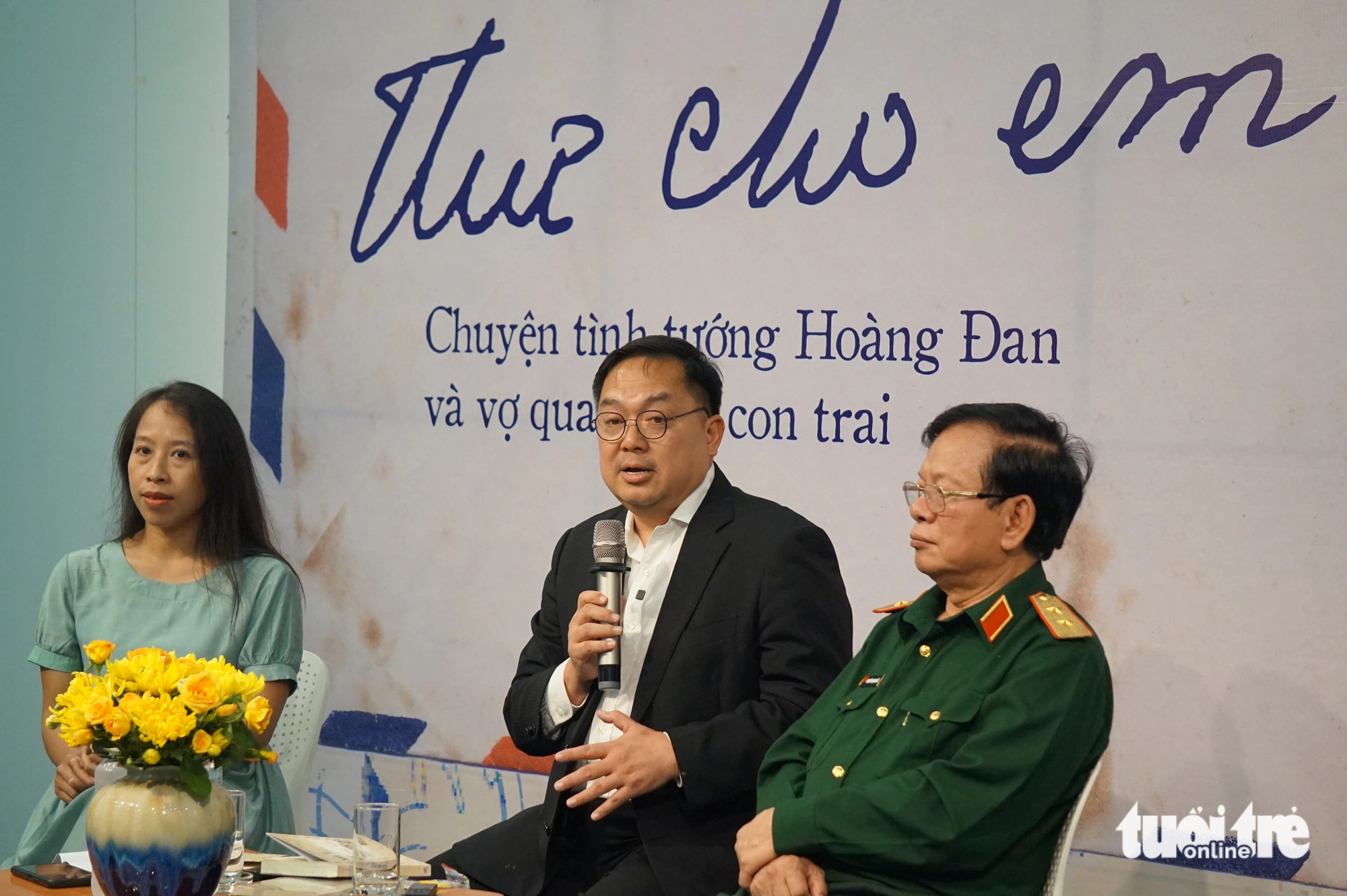 Ông Hoàng Nam Tiến (giữa) xúc động kể chuyện ba, mẹ mình tại buổi ra mắt sách Thư cho em - Ảnh: T.ĐIỂU Ông Hoàng Nam Tiến (giữa) xúc động kể chuyện ba, mẹ mình tại buổi ra mắt sách Thư cho em - Ảnh: T.ĐIỂU