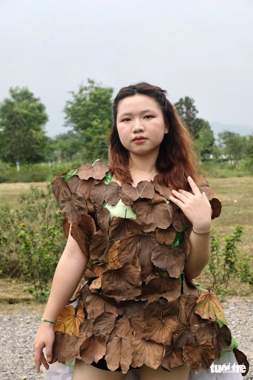 Túi ni lông, bao tải... thời trang tái chế của sinh viên cuốn hút như 'hàng hiệu'- Ảnh 7. Túi ni lông, bao tải... thời trang tái chế của sinh viên cuốn hút như 'hàng hiệu'- Ảnh 7.