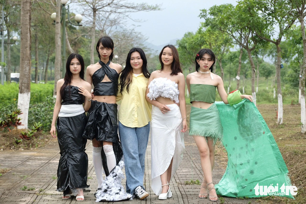 Túi ni lông, bao tải... thời trang tái chế của sinh viên cuốn hút như 'hàng hiệu'- Ảnh 6. Nguyễn Kiều Trang (giữa) chụp ảnh cùng bốn người mẫu mặc trang phục do mình thiết kế, trình diễn tại chương trình - Ảnh: NGUYÊN BẢO