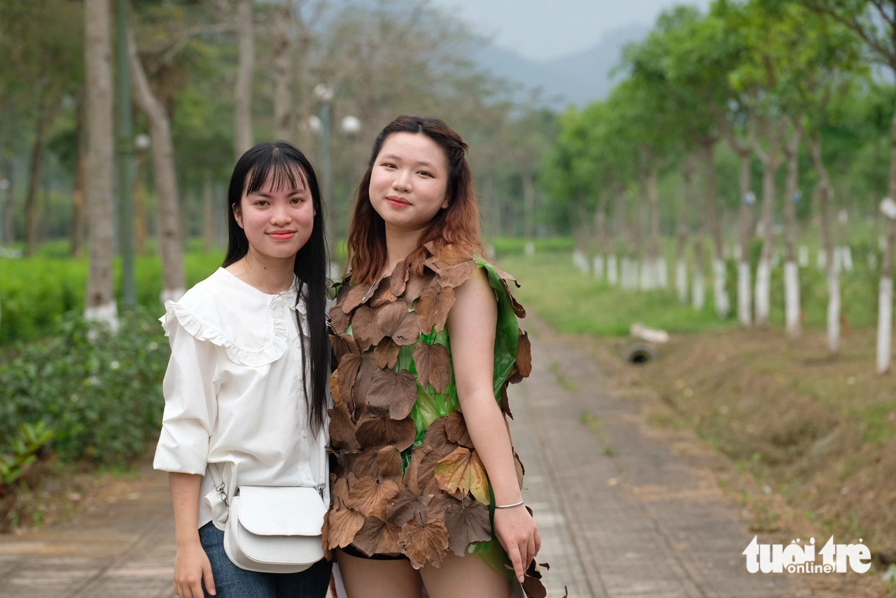 Túi ni lông, bao tải... thời trang tái chế của sinh viên cuốn hút như 'hàng hiệu'- Ảnh 8. Túi ni lông, bao tải... thời trang tái chế của sinh viên cuốn hút như 'hàng hiệu'- Ảnh 8.