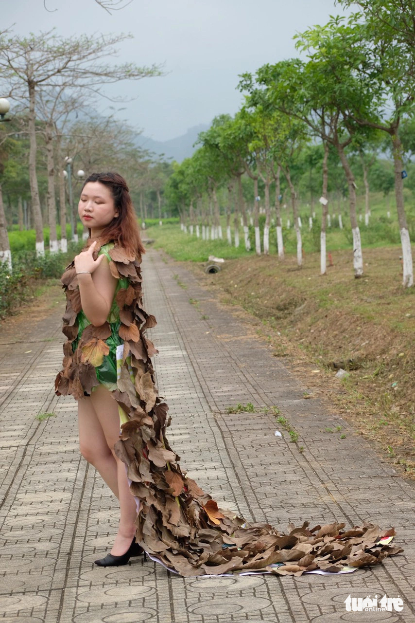 Túi ni lông, bao tải... thời trang tái chế của sinh viên cuốn hút như 'hàng hiệu'- Ảnh 9. Túi ni lông, bao tải... thời trang tái chế của sinh viên cuốn hút như 'hàng hiệu'- Ảnh 9.