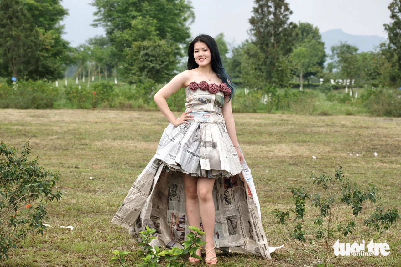 Túi ni lông, bao tải... thời trang tái chế của sinh viên cuốn hút như 'hàng hiệu'- Ảnh 12. Túi ni lông, bao tải... thời trang tái chế của sinh viên cuốn hút như 'hàng hiệu'- Ảnh 12.