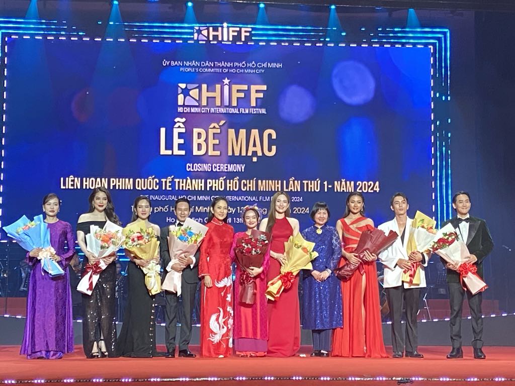 NSND Thanh Thúy - Phó Giám đốc Sở VH-TT TP.HCM (thứ 5 từ trái qua) và bà Thu Hà - Cục phó Cục Điện ảnh (thứ 4 từ phải qua) trao hoa cho các đại sứ hình ảnh của HIFF 2024