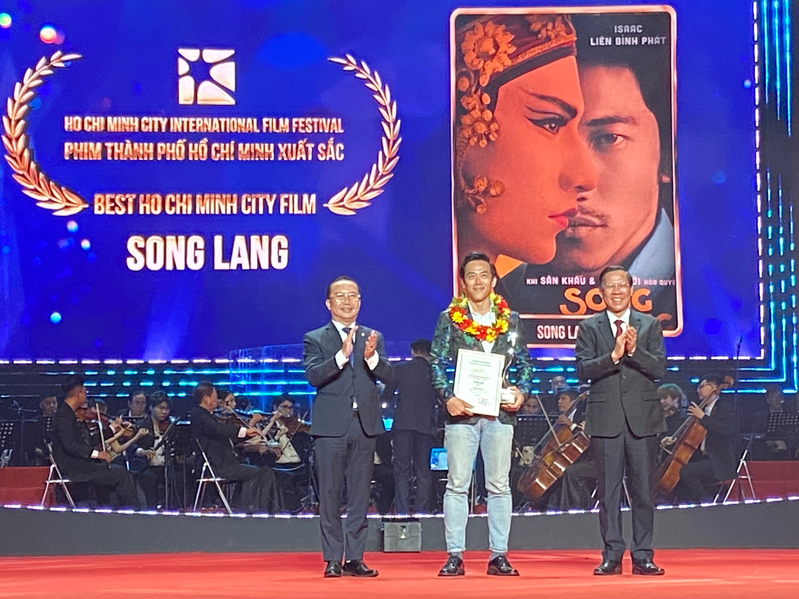 Chủ tịch UBND TPHCM Phan Văn Mãi (bìa phải) và Giám đốc Sở VH-TT TP.HCM Trần Thế Thuận trao giải cho Song lang – Phim TP.HCM