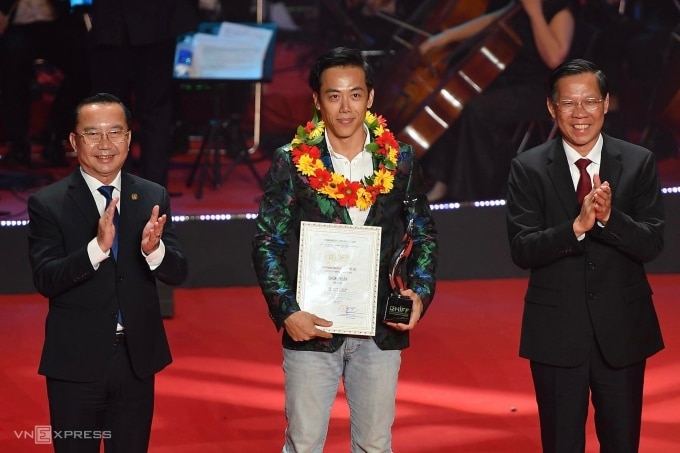 Đạo diễn Leon Quang Lê (giữa) nhận giải Phim TP HCM xuất sắc cho Song Lang. Ảnh: Tùng Trương