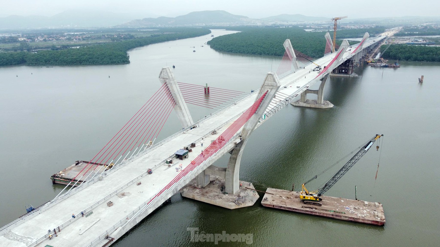 Gấp rút hoàn thiện cây cầu gần 2.000 tỷ nối Hải Phòng với Quảng Ninh ảnh 2