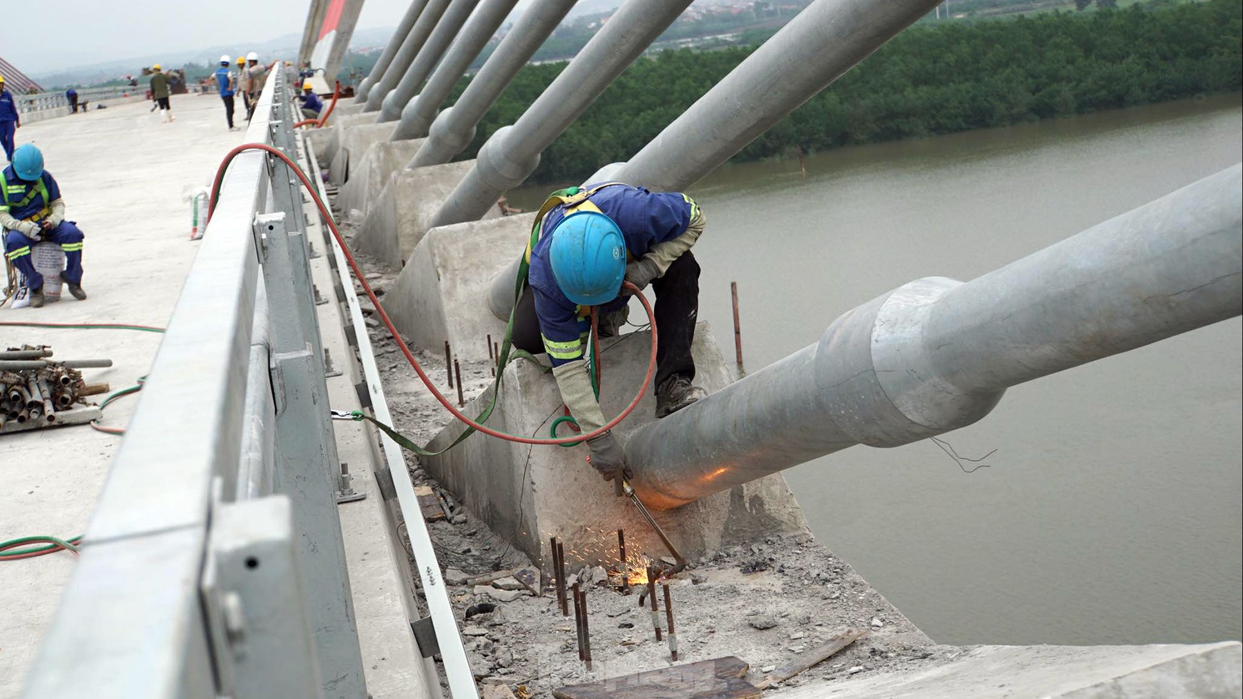 Gấp rút hoàn thiện cây cầu gần 2.000 tỷ nối Hải Phòng với Quảng Ninh ảnh 5