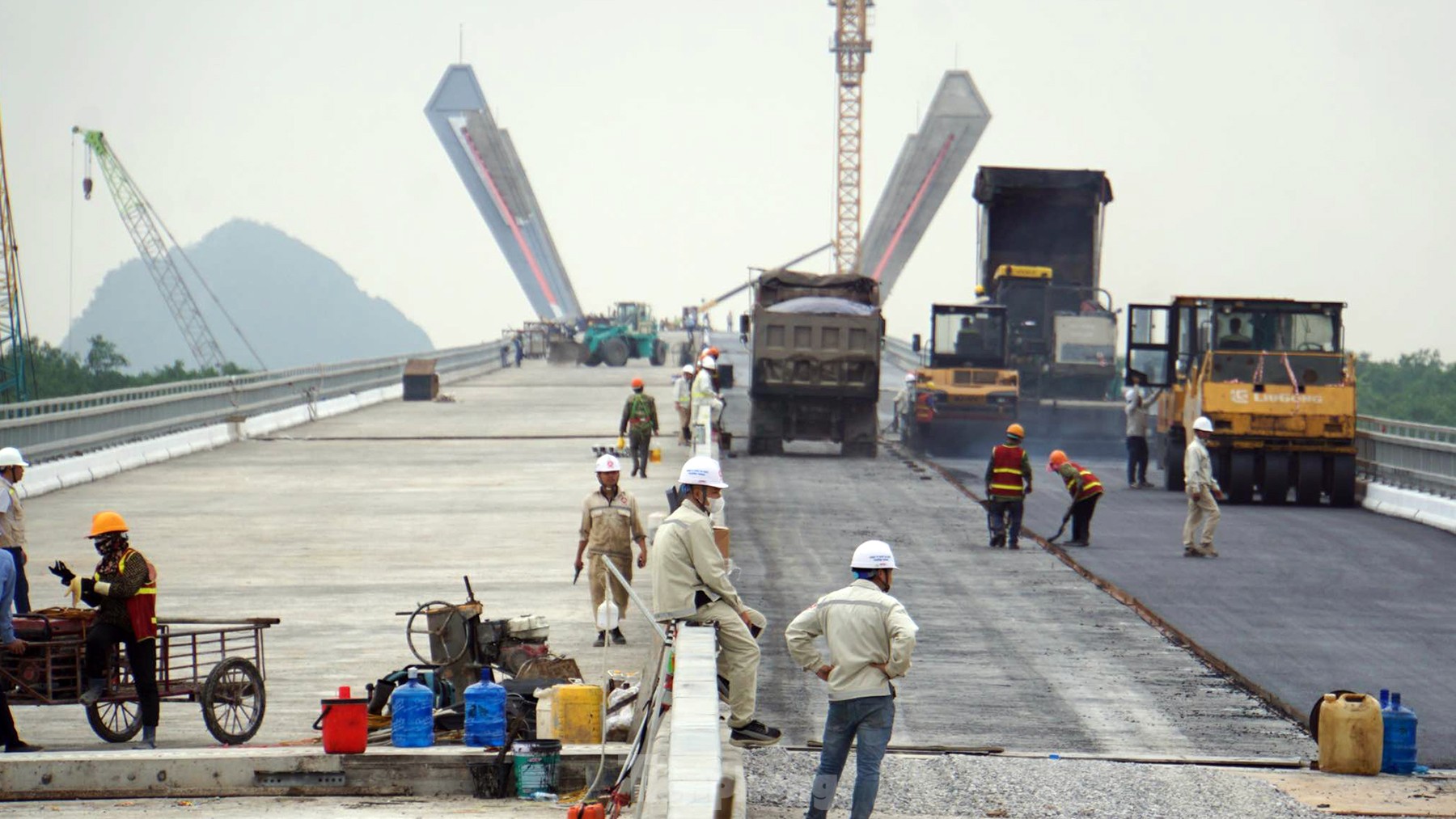 Gấp rút hoàn thiện cây cầu gần 2.000 tỷ nối Hải Phòng với Quảng Ninh ảnh 4