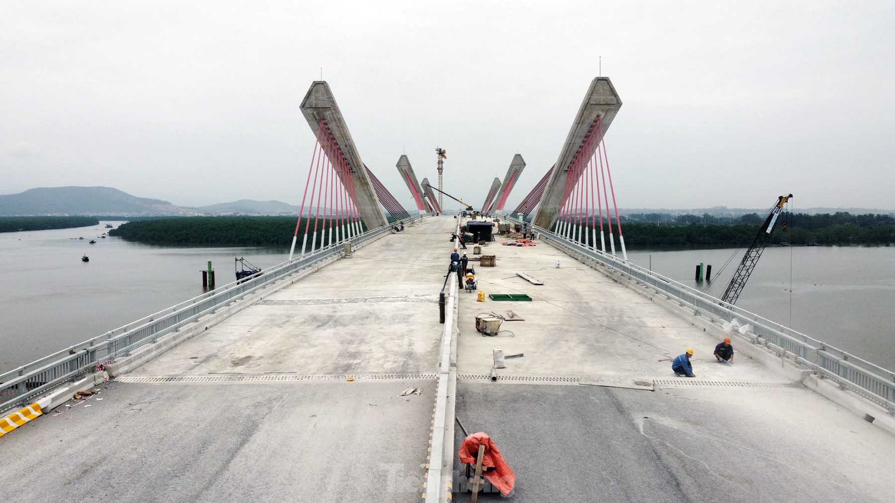 Gấp rút hoàn thiện cây cầu gần 2.000 tỷ nối Hải Phòng với Quảng Ninh ảnh 9