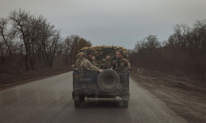 Ukrainian soldiers on the road near the city of Chasov Yar on March 25. Photo: AFP