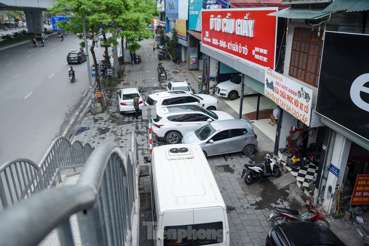 Hà Nội: Vỉa hè thành bãi đỗ, xe sang tranh chỗ người đi bộ ảnh 2
