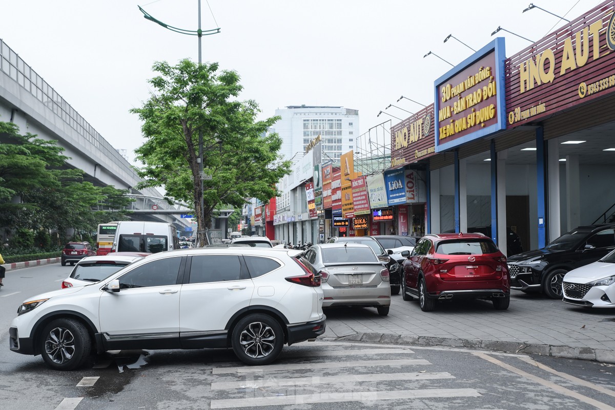 Hà Nội: Vỉa hè thành bãi đỗ, xe sang tranh chỗ người đi bộ ảnh 3