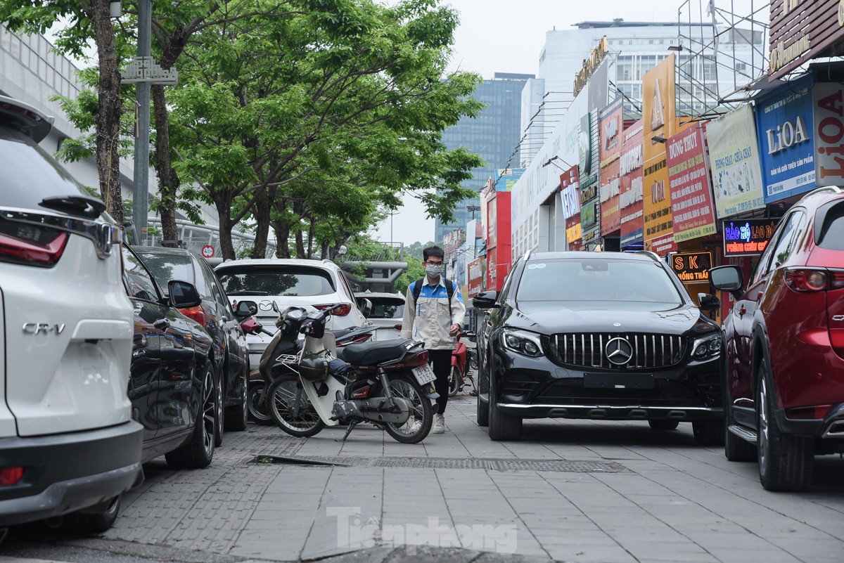 Hà Nội: Vỉa hè thành bãi đỗ, xe sang tranh chỗ người đi bộ ảnh 6