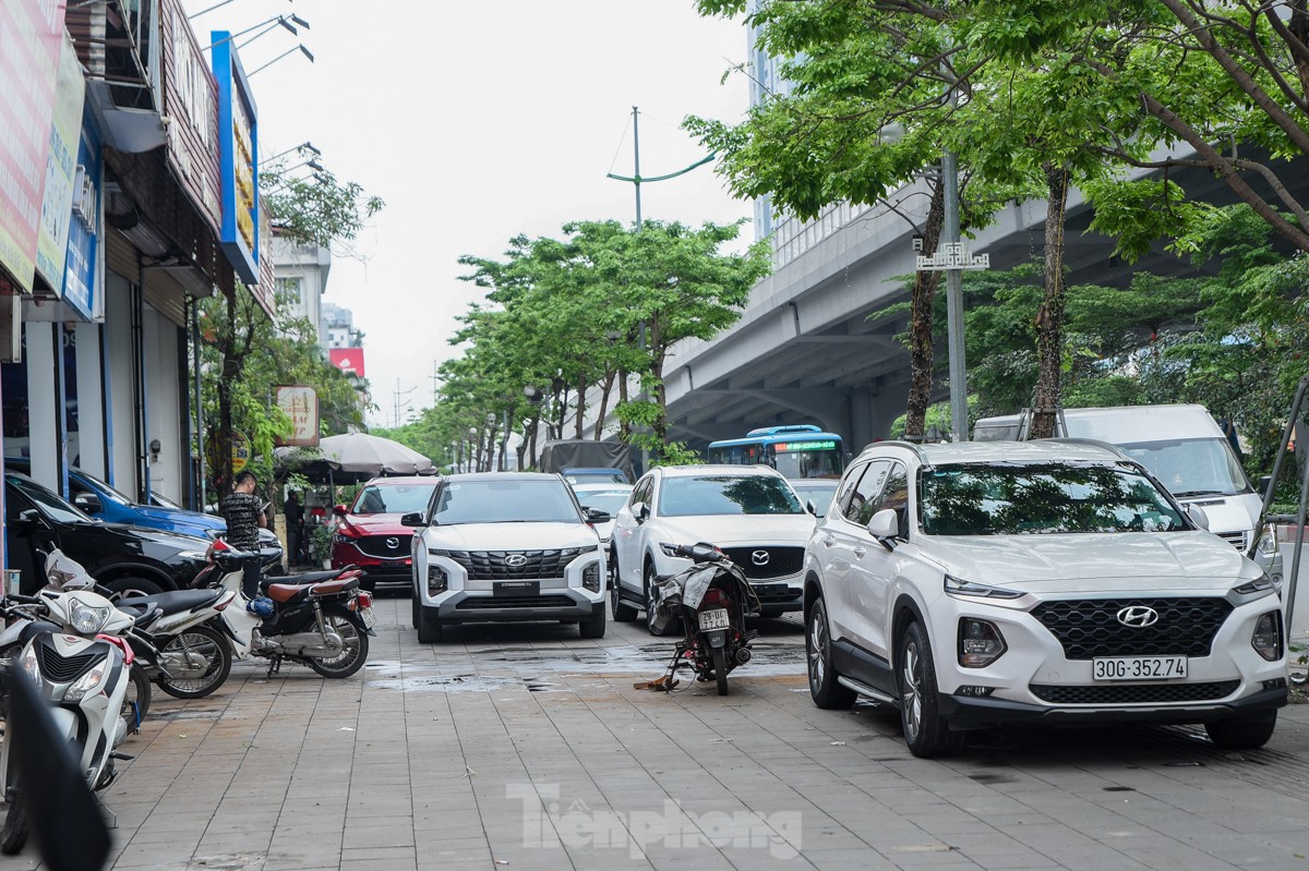 Hà Nội: Vỉa hè thành bãi đỗ, xe sang tranh chỗ người đi bộ ảnh 8