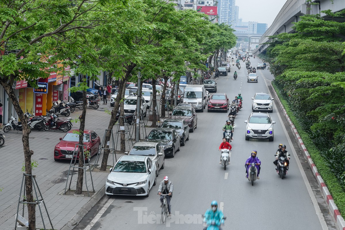 Hà Nội: Vỉa hè thành bãi đỗ, xe sang tranh chỗ người đi bộ ảnh 12