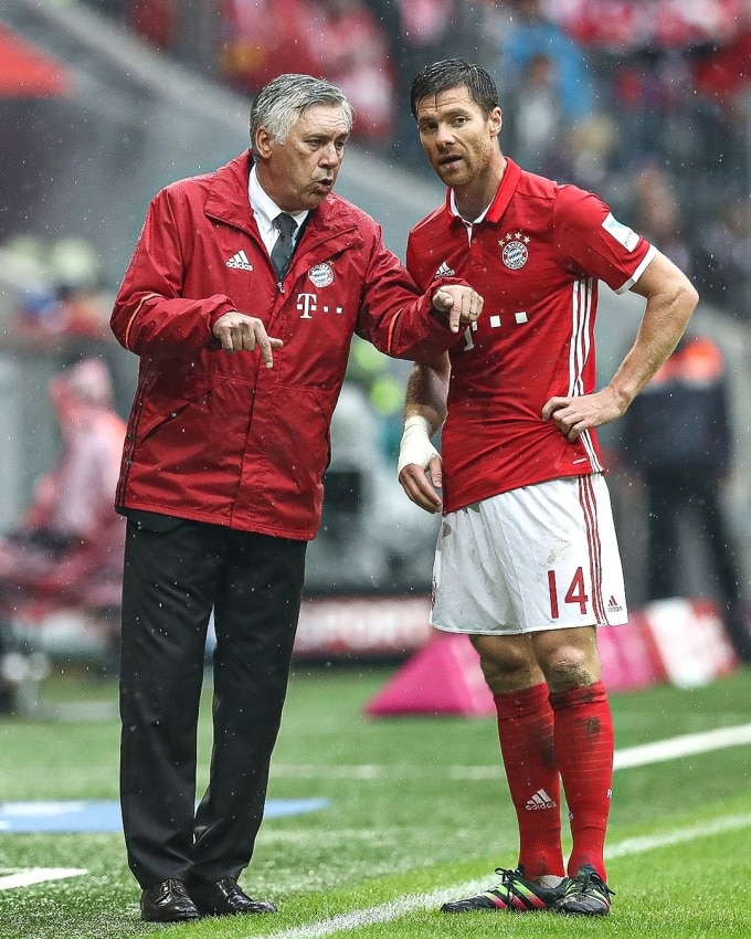 Alonso với HLV Ancelotti thời ở Bayern Munich. Ảnh: AFP