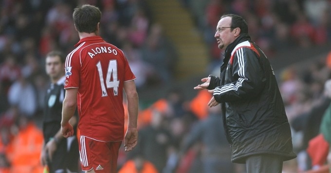Alonso lắng nghe chỉ dẫn của HLV Rafa Benitez thời cả hai còn phụng sự Liverpool tại Ngoại hạng Anh. Ảnh: AFP