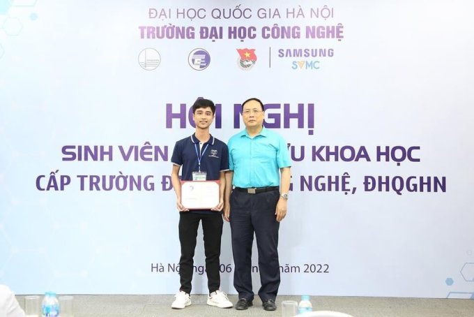 Đức nhận giải thưởng sinh viên nghiên cứu khoa học cấp trường, năm 2022. Ảnh: Nhân vật cung cấp