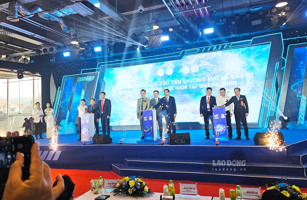 Các đại biểu bấm nút khai mạc