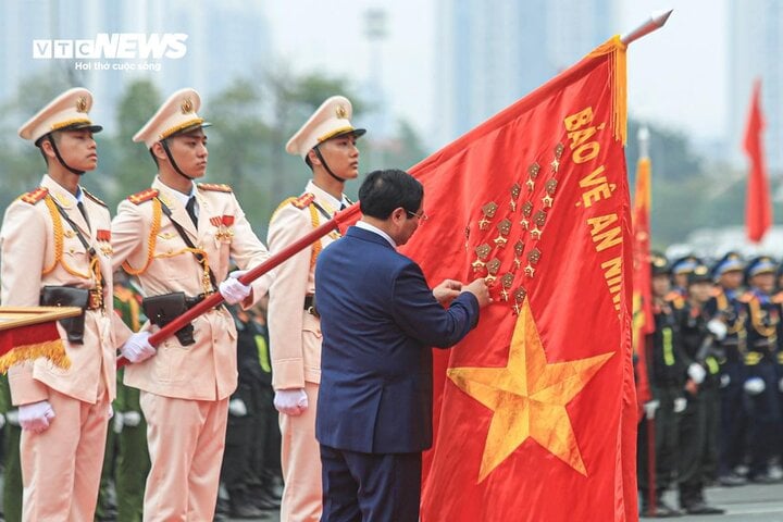 Thủ tướng Phạm Minh Chính trao danh hiệu Anh hùng lực lượng vũ trang Nhân dân tặng Bộ Tư lệnh CSCĐ.