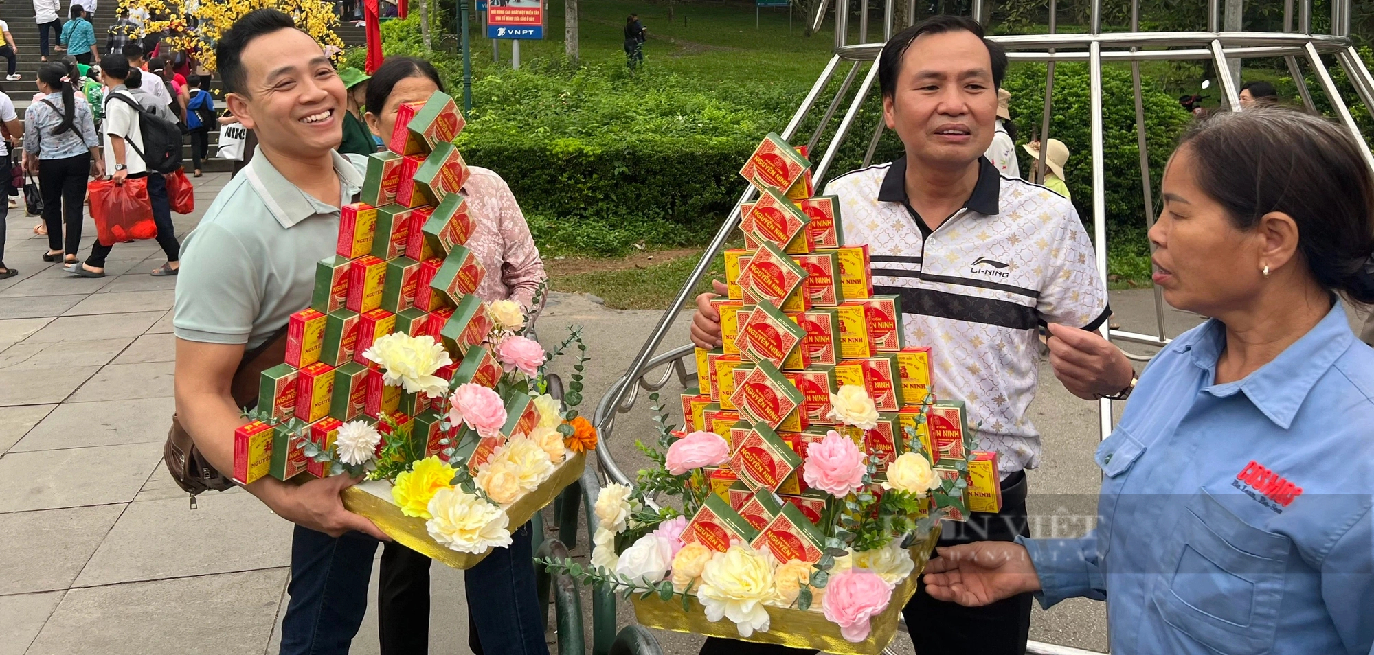 Dòng người nườm nượp lên đền Hùng, cảnh sát phải dựng Dòng người nườm nượp lên đền Hùng, cảnh sát phải dựng