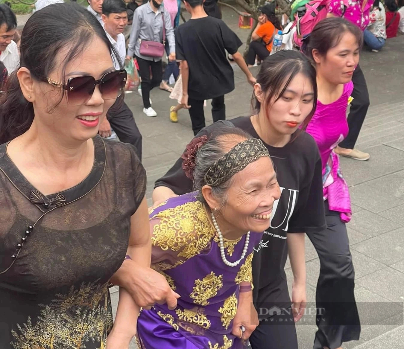 Dòng người nườm nượp lên đền Hùng, cảnh sát phải dựng Dòng người nườm nượp lên đền Hùng, cảnh sát phải dựng
