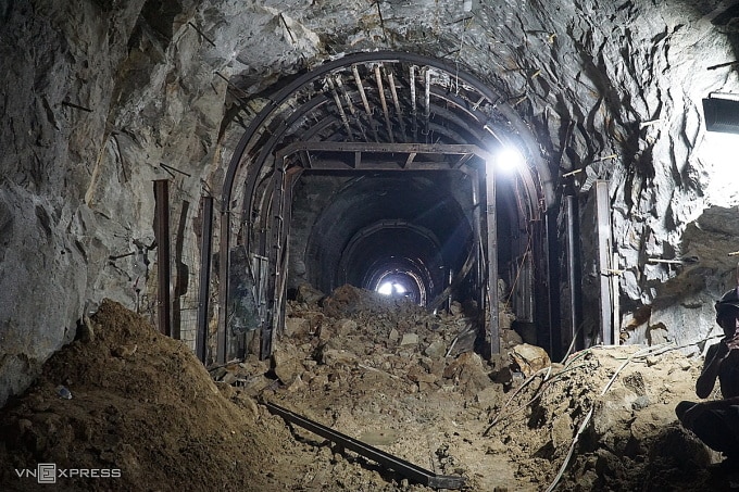 Bên trong hầm Bãi Gió, hầm đường sắt nối Phú Yên và Khánh Hòa. Ảnh: Bùi Toàn