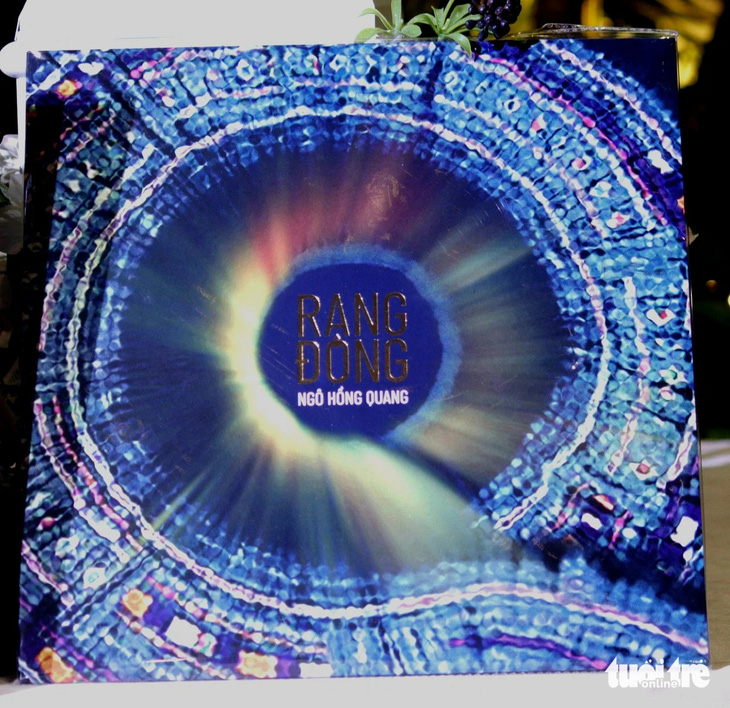 Ngô Hồng Quang mang cả văn hóa dân tộc thiểu số vào album đĩa than Rạng Đông- Ảnh 3. Album Rạng Đông - Ảnh: HỒ LAM