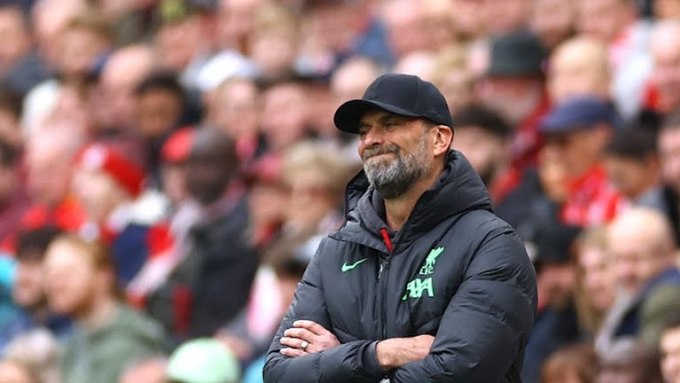 HLV Klopp thẫn thờ bên ngoài đường biên trận Liverpool thua Crystal Palace. Ảnh: Reuters