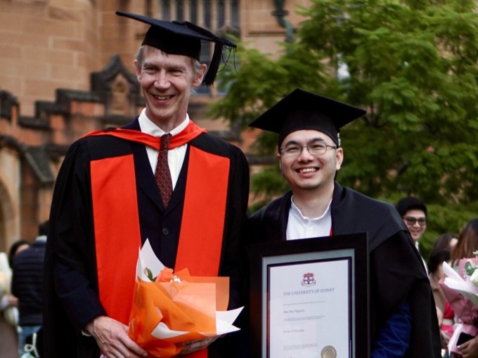 Anh Duy và thầy hướng dẫn trong ngày nhận bằng tiến sĩ Đại học Sydney, năm 2022. Ảnh: Nhân vật cung cấp