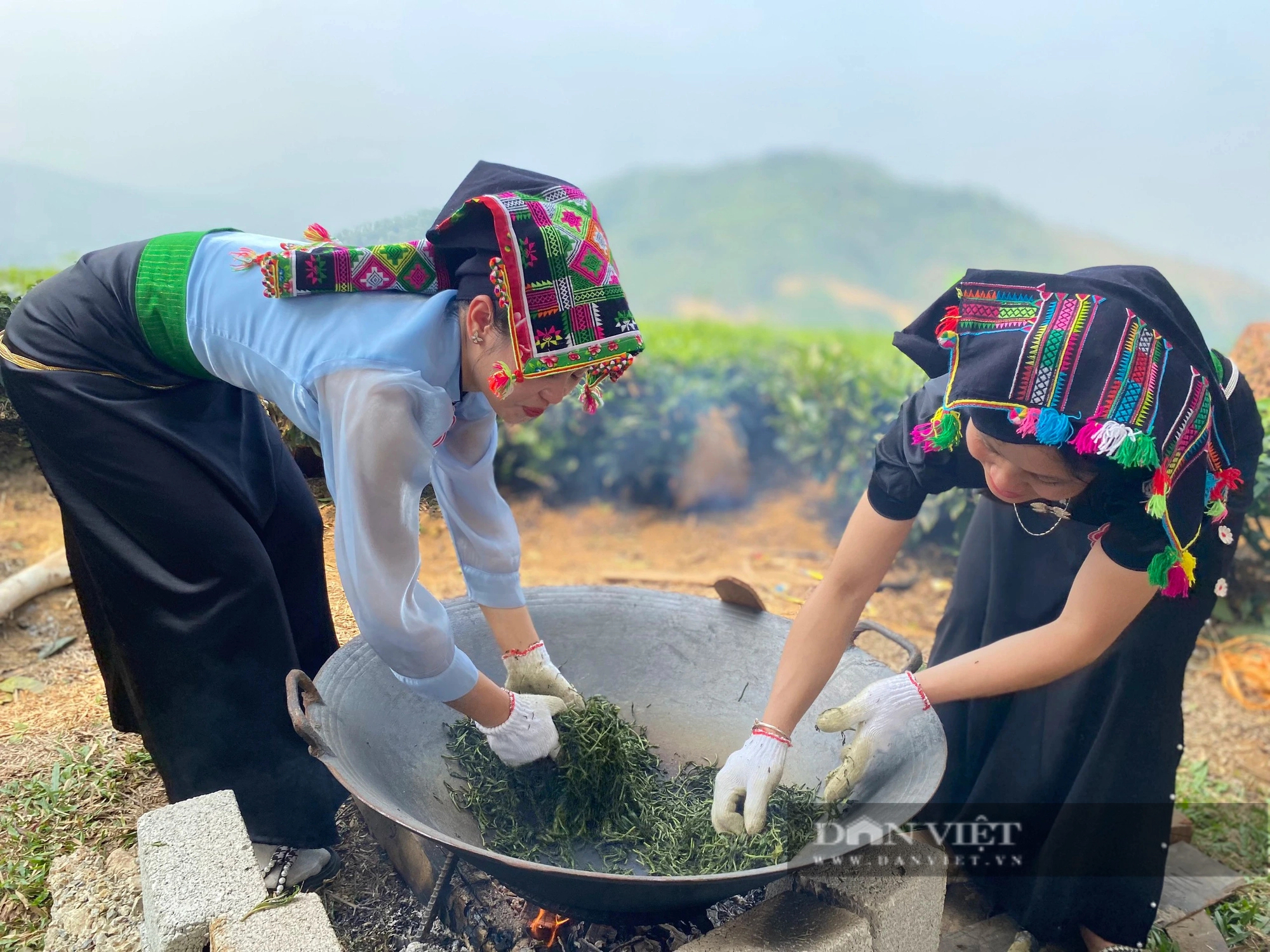 Lễ hội trà lần đầu tổ chức ở Lai Châu, đặc sắc màn hái chè, sao chè và thưởng trà- Ảnh 2. Lễ hội trà lần đầu tổ chức ở Lai Châu, đặc sắc màn hái chè, sao chè và thưởng trà- Ảnh 2.