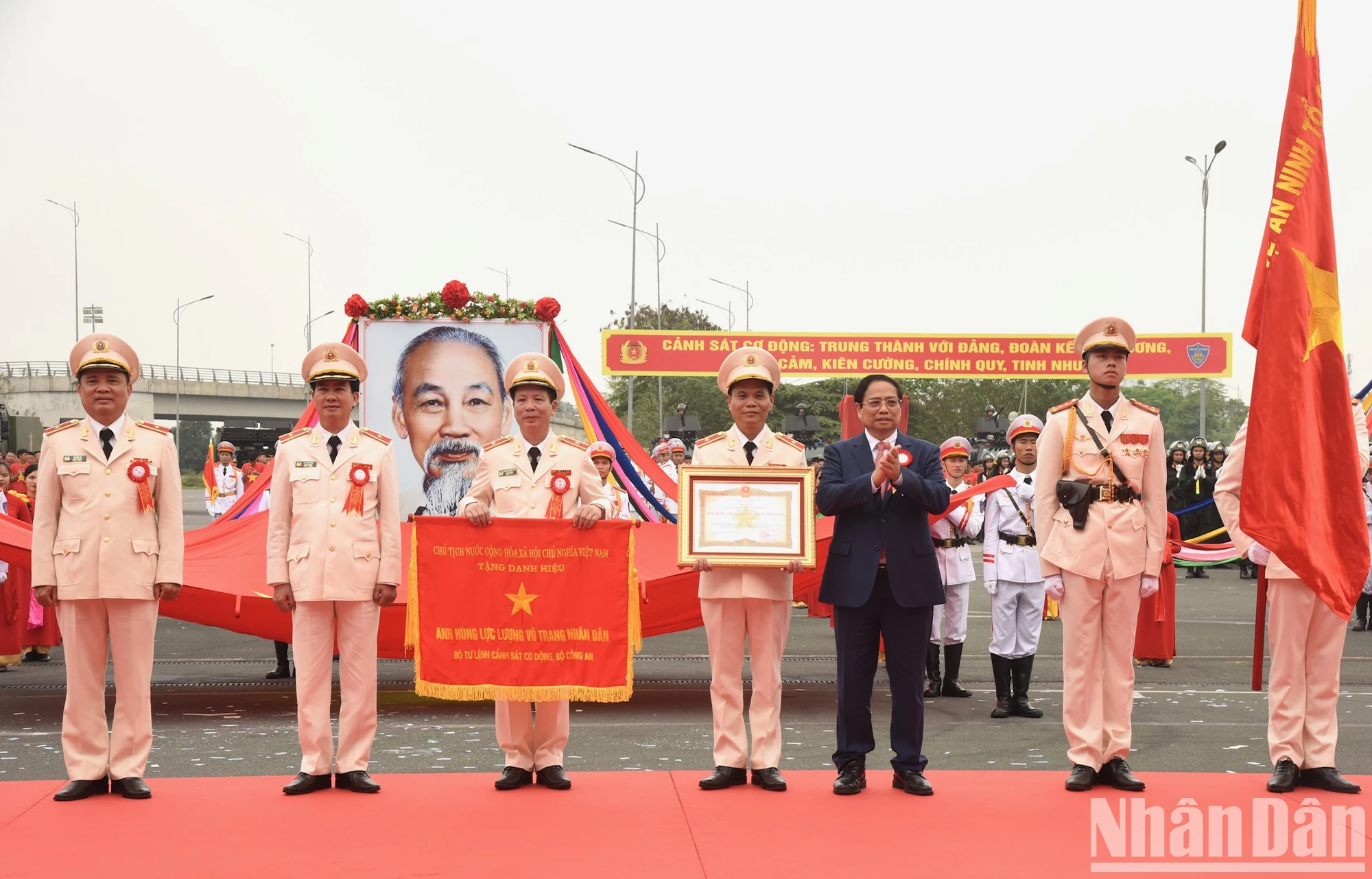 [Ảnh] Thủ tướng dự Lễ kỷ niệm 50 năm Ngày truyền thống lực lượng Cảnh sát cơ động ảnh 12