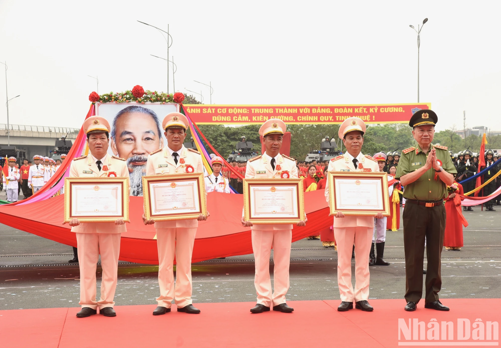 [Ảnh] Thủ tướng dự Lễ kỷ niệm 50 năm Ngày truyền thống lực lượng Cảnh sát cơ động ảnh 13