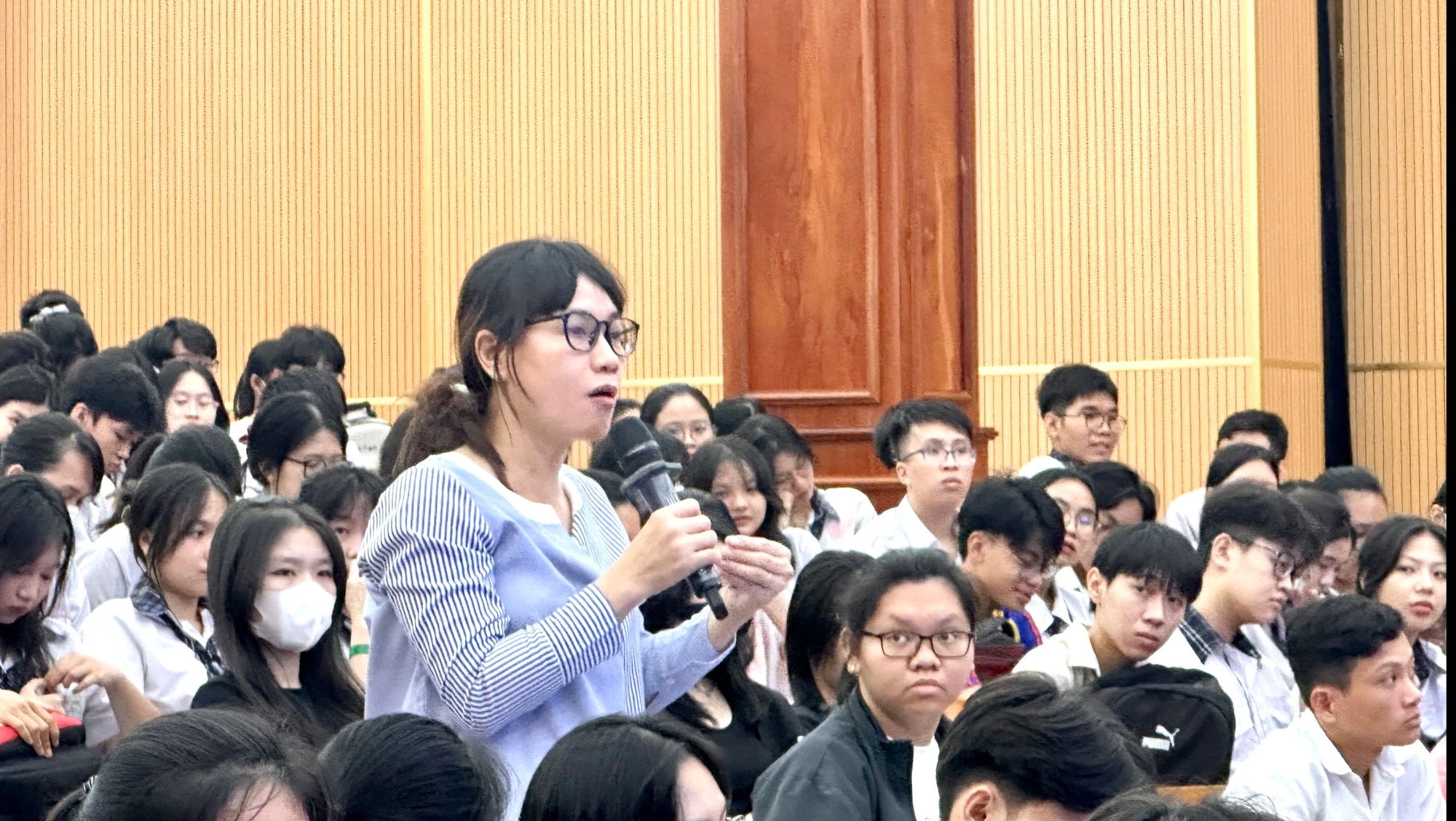 Trường ĐH Y dược TP.HCM lưu ý về ‘điểm thi cao hơn điểm chuẩn vẫn không đậu’- Ảnh 2. Một phụ huynh đặt câu hỏi trong buổi trao đổi