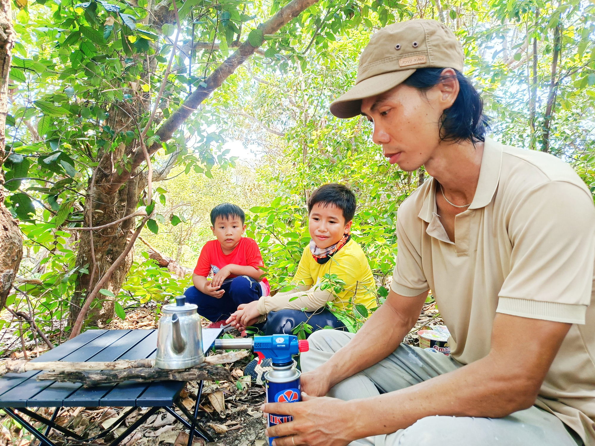 Đón bình minh sớm nhất ở Mũi Đôi cực đông đất liền bằng đường bộ - Ảnh 4. Nấu nước bằng dụng cụ khò lửa lúc đoàn nghỉ chân trong rừng - Ảnh: TRẦN HOÀI